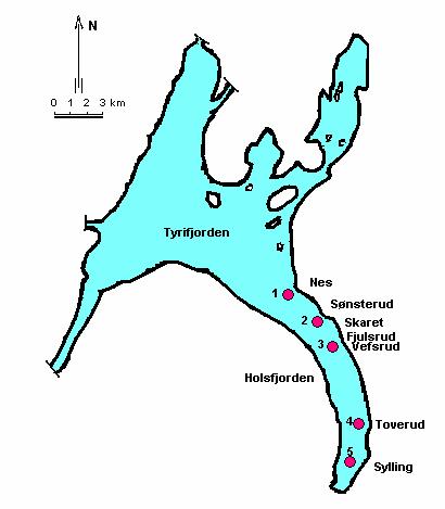 Prøvetakingsstasjoner er gitt i Figur 2.1. Stasjonene er lagt langs østre del av fjorden, men langt nok ut til at det er 175 m dypt, slik at ingen prøver blir påvirket av at man kommer for nær bunn.