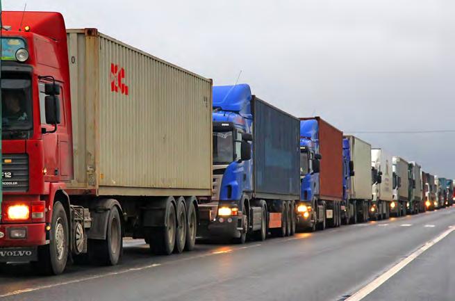 Transporten fra fabrikk til butikk Det neste vi må vite, er hvor langt varen har reist før den kom til butikken. De fleste butikkvarer blir fraktet fra fabrikken med fly, båt eller lastebil.