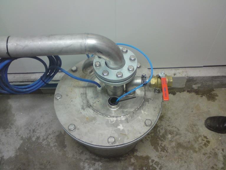 Selve brønnlokket skal ha tette gjennomføringer/koblinger for trykkrør fra pumpe, strømkabel, varerør for senere montering av trykkfølere og gjenget gjennomføring for senere tilkopling av lufting