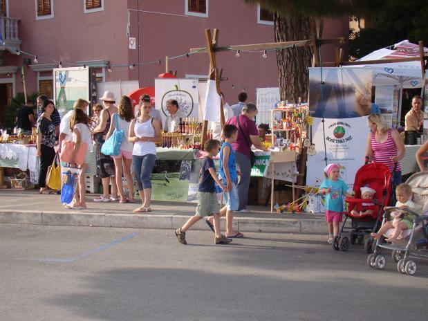 Područje LAG-a Bosutski niz prvotno je obuhvaćalo 9 jedinica lokalne samouprave do 31. siječnja 2014., nakon čega je područje LAG-a prošireno za još dvije JLS.