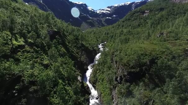 Foss/ Fossestryk som går ned i bekkekløfta. Foto 2. ca. 480 moh. Naturmangfold & samlet belastning på vassdrag Det er stadig færre frittrennende vassdrag i Norge og på Vestlandet spesielt.