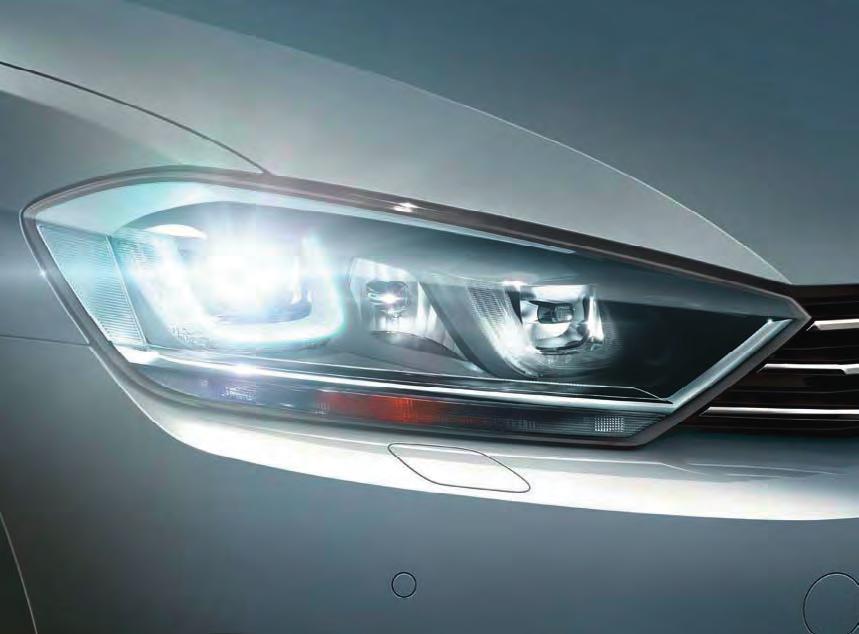 Den dynamiske lyshøydereguleringen tilpasser lysfeltet til kjørebanen avhengig av bilens vinkel og hastighet.