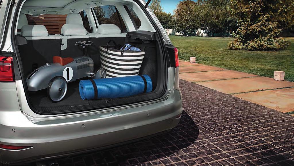 Innvendig utstyr 03 I det ekstra store bagasjerommet i Golf Sportsvan er det god plass til alt du