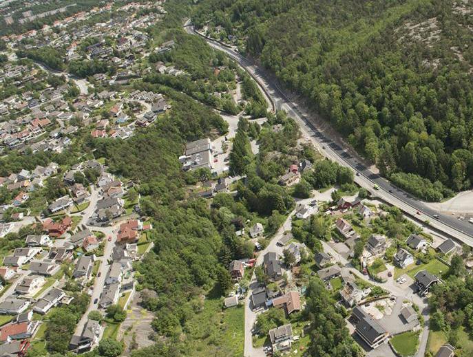 Videre østover ved Breimyrkollen og Hellemyr er det flere tette rekkehus og eneboliger. Mellom boligområdene, og boligene og E39 er det vegetasjonsbuffere av blandingsskog.