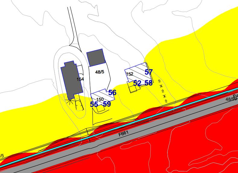 FIGUR 21 Det har vært vurdert en 126 m lang skjerm med høyde 2,5 m mellom Furlandsvegen 150-152 og vegen.