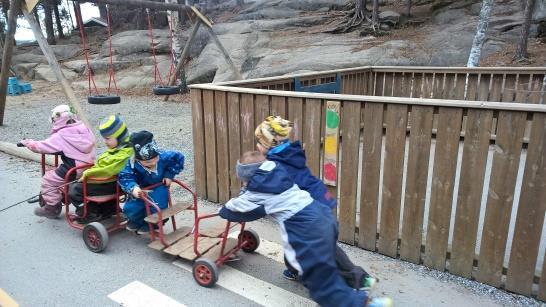 Barna jobbet skikkelig med å få med seg alle på sykkelen. Et par stykker måtte gå av for at de skulle komme framover.