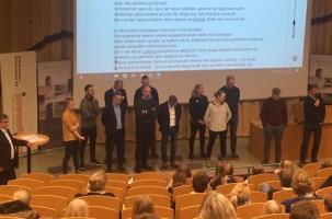 Referat fra paneldebatt under konferansen 21st Century Learning & Future Classroom Dagskonferanse Hvilke ønsker har du for fremtidens skole? Gi noe til hver elev. Motivasjon - mestring - muligheter.