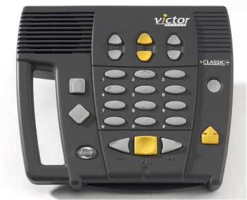 1.2. Fysisk beskrivelse av Victor Reader Classic + Oversiden av enheten " Den innebygde høyttaleren er plassert i øvre venstre hjørne på oversiden. Høyttaleren gir lyd av høy kvalitet.