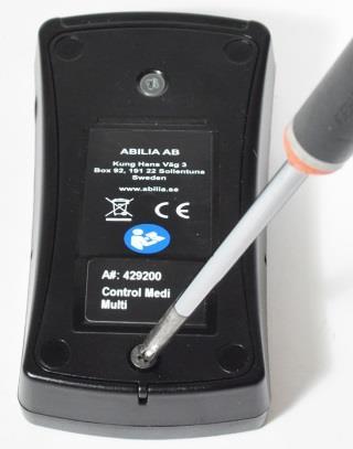 .4 Sette i batterier Løsne skruene til batteriluken på baksiden av Control Medi med en skrutrekker og sett inn 3 stk. alkaline batterier type LR03 (AAA),5V.