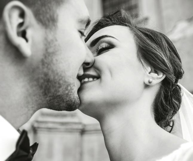 KLIRR PÅ GLASSENE Gjennom mange år har vi fått flere tradisjoner i forbindelse med bryllupsmiddagen med felles stikkord, kyssing!