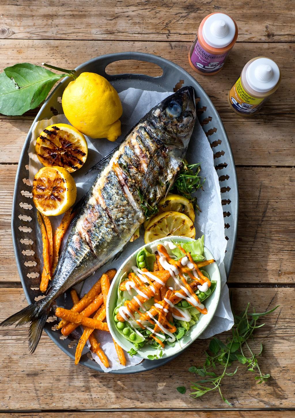 GRILLET FISK MED SOMMERSALAT 2-4 porsjoner Det blir ikke sommer før du legger en hel fisk på grillen, helst selvfisket selvfølgelig!