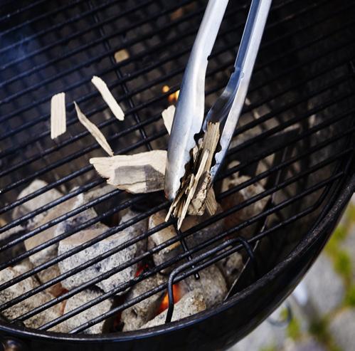 Når du ønsker å grille på en grill med støpejernsrist, legger du røkeflisen på risten over et brennerrør idet du tenner grillen.