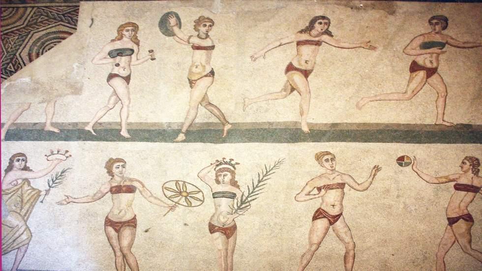 Jentene i Sparta driver med fysisk trening Jentene i Sparta hadde en friere stilling enn i de andre bystatene i Hellas. Jentene skulle drive med fysisk trening.