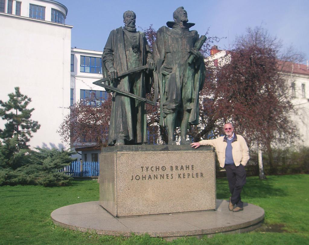 Cygnus 2016 40s #148:cygnus 12-2006, KORR 30-11-16 15:38 Side 9 Statue av Tycho Brahe og Johannes Kepler i Prag. Foto: Inger Johanne Danielsen. Gravåpning Alkymi og medisin 15.