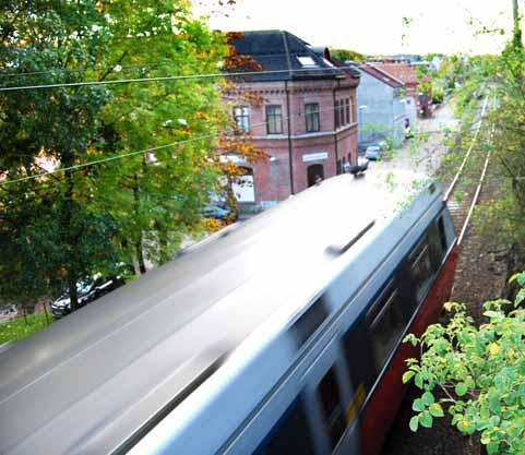 Etterbruk av nedlagt bane TETT PASSASJE: Det er trangt mellom tog, boliger og by-sentrum i Holmestrand.