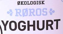 Igjen er det Røros Yoghurt Naturell som skiller seg fra de to andre ved å være det eneste produktet i tekstutvalget som i tillegg til sans serif-skrifttyper også tar i bruk skrifttyper med seriffer,