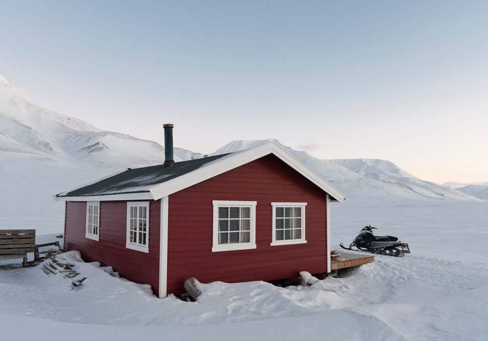 Malt i 2013 i bomullshvit S 0502-Y og S 3030-Y HYTTE PÅ SVALBARD (1980) Hytta på Svalbard er bygget på slutten av 1980-tallet