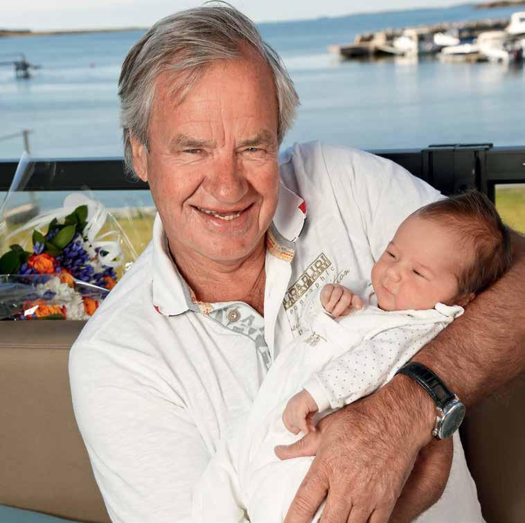 BJØRN SENIOR OG JUNIOR: Barnebarnet på fem uker er oppkalt etter bestefar: Rart å holde et så lite skjørt vesen i armene, sier Bjørn Kjos.