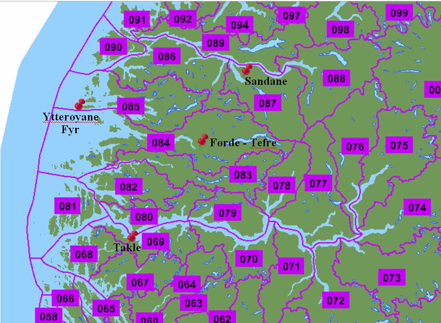Figur 2: Kart over vassdragsområder (nummerert og inndelt med lilla linjer) og benyttede meteorologiske stasjoner (røde punkt) i Sogn og Fjordane. Tabell 3.