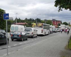 Figur 22: I 2008 ble ett felt i hver retning i Elgesetergate i Trondheim gjort om fra bil- til kollektivfelt. Foto til venstre viser førsituasjonen, der bussene står i kø sammen med bilene.