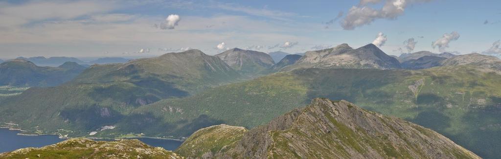 Du passerer en stor, firkantet varde med panoramautsikt (18).