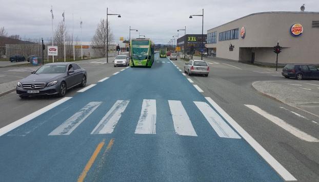 Figur 3: Midtstilt løsning Trafikkberegninger: Trafikkberegningene viser at både midtstilt og sidestilt kollektivfelt gir kortere reisetid for metrobussen sammenlignet med 0-alternativet (dagens