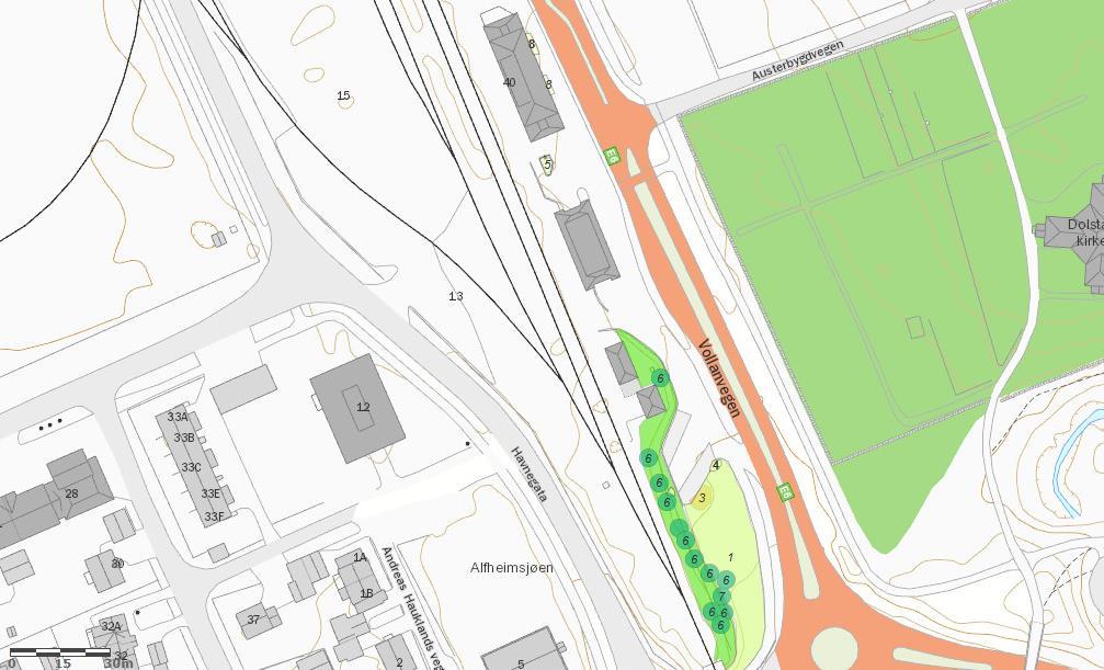 Mosjøen stasjon Km fra Trondheim: 406,01 Åpnet: 1940 Herdighetssone: H6 Mosjøen har en liten stasjonspark som omkranser en liten parkeringsplass.