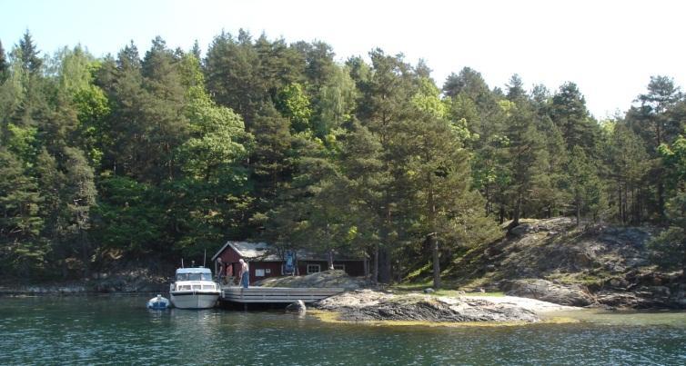 I bakgrunnen båtbua for lagring av kanonjolla: Øster-Riisøer 3.