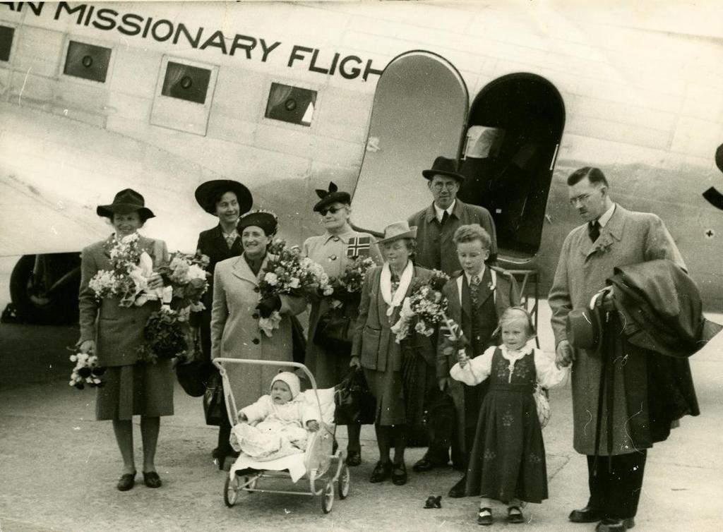 1945 Misjonsfly skaffet Da krigen var over hadde misjonærene vært fra seks til 12-13 år på sitt misjonsfelt. Alle hadde behov for å returnere til hjemlandet, men det var ingen enkel sak.
