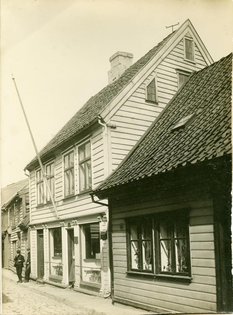 1843 Misjonsskolen blir grunnlagt MHS ble grunnlagt i 1843 og er dermed den tredje eldste institusjonen for høyere utdanning i Norge.