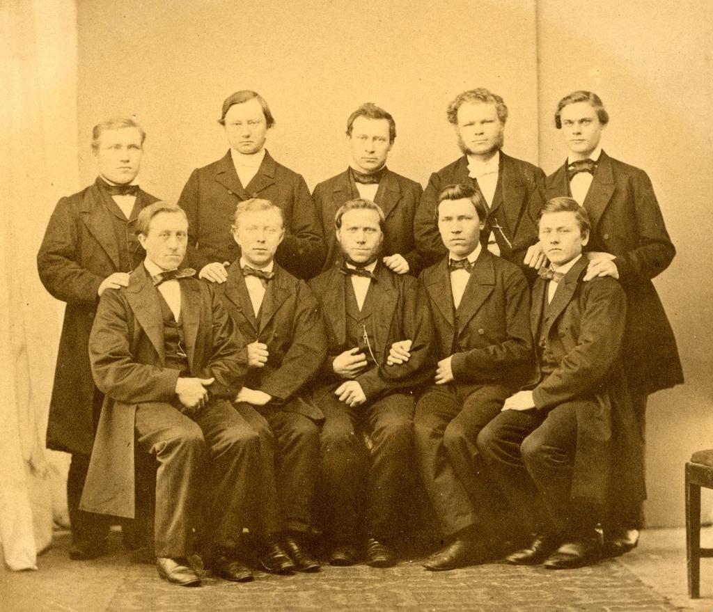 1843 Studenter ved Misjonsskolen Andre kull med studenter på Misjonsskolen i Stavanger + lærere (1859-64) - Utsendt 1865. 1 r.f.