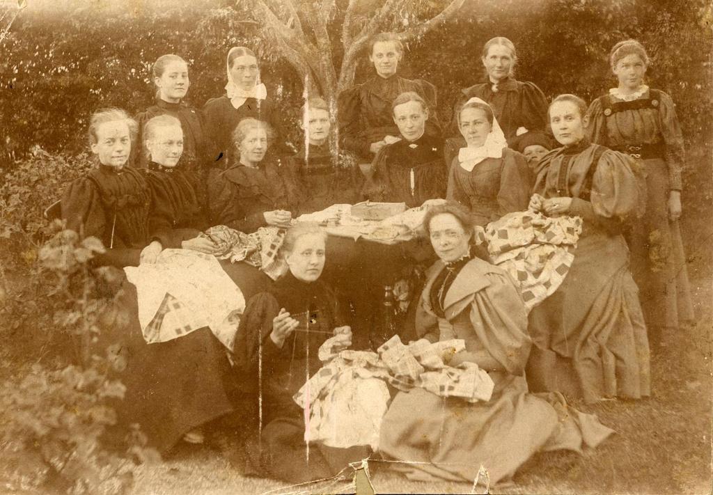 1882 Kvinneforeninger I 1882 var det mellom 1600 og 1700 misjonsforeninger for kvinner. I 1940 var tallet vokst til 4500 med til sammen 112 500 medlemmer.