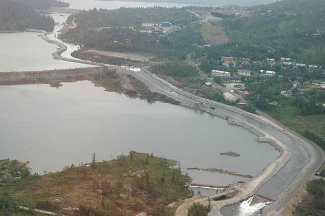 Foto 12 Flyfoto av flomkanalen i Lille Bleikvatn med de vanndekte gruvedeponiene til venstre i bildet. 7.3.