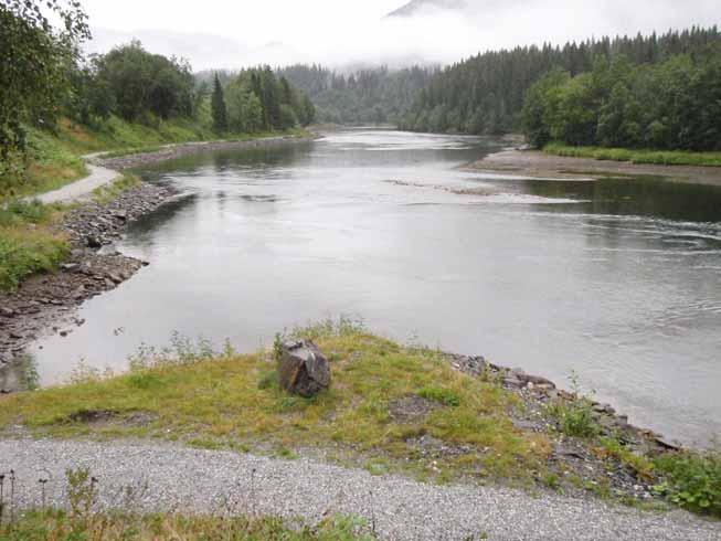 Foto 19 Elvestien går langs elvebredden av Røssåga gjennom Korgen Målet med prosjektet er å lage en sentrumsnær tursti fra Korgen camping til Svartebukta, dvs. ca. 1300 meter lang.