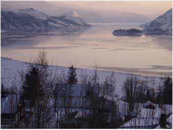 ferskvannstilførsel vinterstid. Med hensyn til tiltak, se avsnitt 7.3.11. Det ble i mars 2001 og 2009 utført målinger av temperatur- og saltholdighetsprofiler fra isen på Sørfjorden.