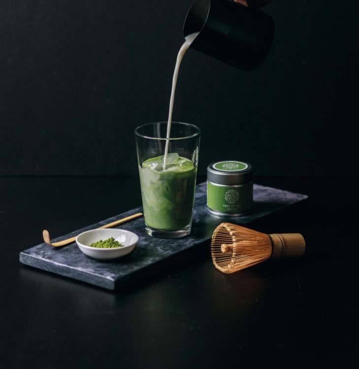 MATCHA LATTE 1/2 ts matchapulver 50 ml varmt vann 200 ml skummet, varm melk Tilberedningstid: 0:10 Porsjoner: 1 Rør matchapulveret godt i en skål med varmt vann (helst med en visp eller matchavisp),