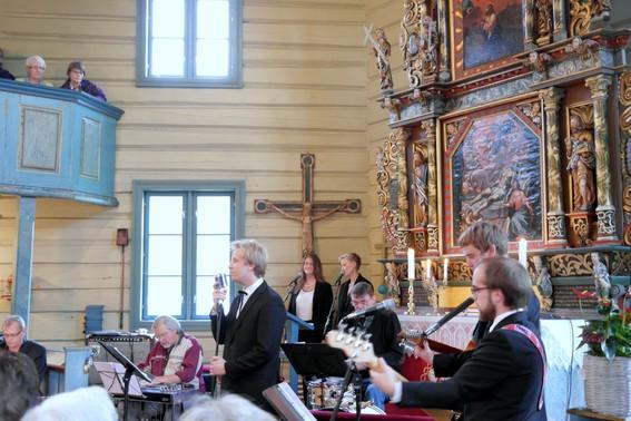 Grunnlovsjubileet ble markert med en felles festgudstjeneste på Kyrksæterøra for alle menighetene i Hemne.