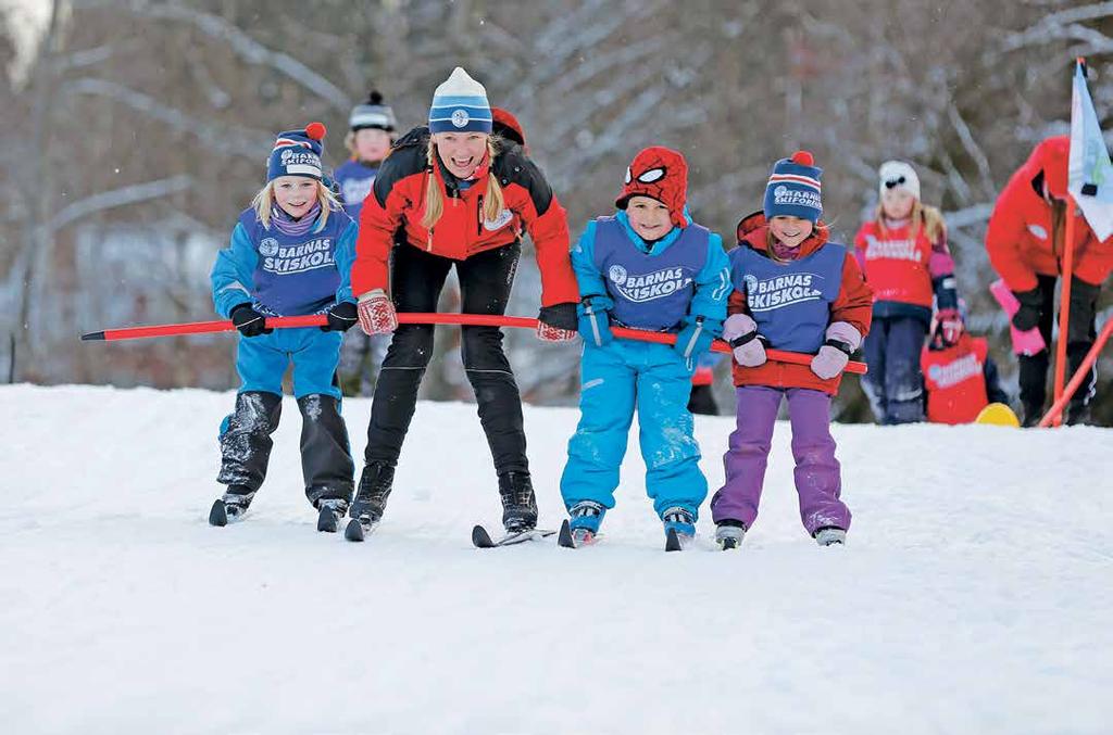 VELKOMMEN TIL! Kommende sesong fyller Barnas skiskole 70 år. Siden oppstarten på Ola Narr i 1948 har flere hundre tusen barn fått oppleve gleden av å leke på ski.