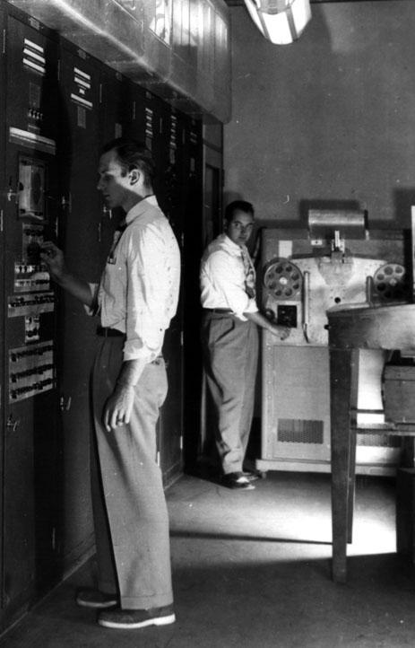 tekst) endres Tastatur + hullkort János Lajos Margittai Neumann Foto: Los Alamos National Laboratory 11 Elektronisk lagring