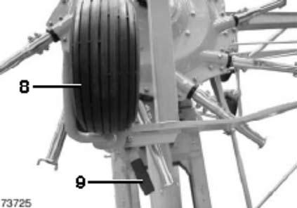 TrANSPorT - ülesliigutatud ketastega vaalutil peavad alumised rattad (8) (joonis 4) olema üles tõstetud, rataste tõstmiseks tehke järgmised tööd: Peale ketaste ülesliigutamist tõstke alumised rattad