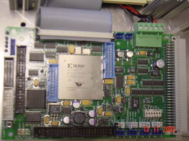 Styreelektronikken er heldigital, og er bygd opp rundt en mikrokontroller og en stor FPGAbrikke.