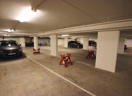 Det er en felles parkeringskjeller med 44 plasser under de to byggene. Hele prosjektet er knyttet opp til et fjernvarmeanlegg.