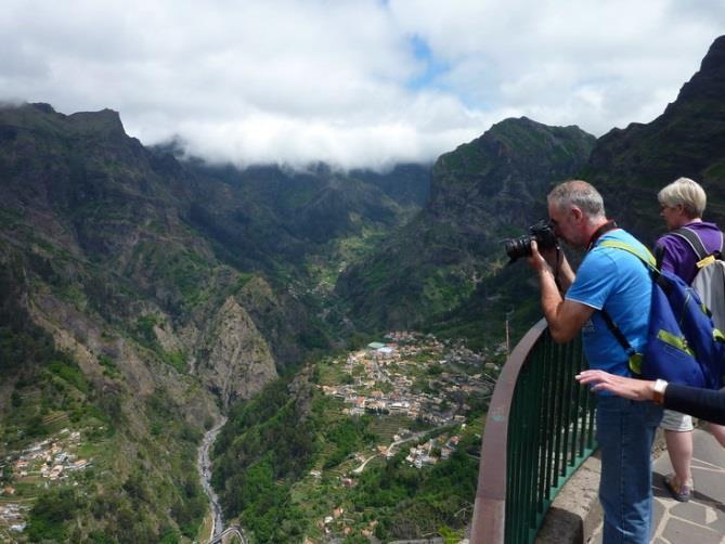 Tross den relativt korte avstanden fra Funchals byliv, kommer vi raskt inn i en helt annen verden når vi nærmer oss utsiktspunktet til Nonnenes Dal.