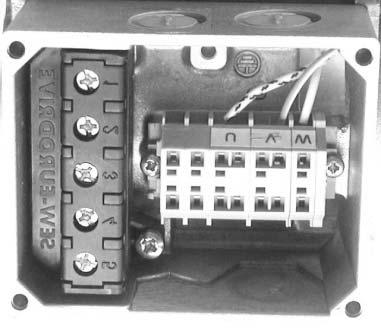 1.2 Tilkobling av motoren DT56..+/BMG Motoren har et fast tilkoblet stjernepunkt med tre tilkoblinger i viklingshodet.