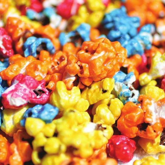 Oppskrift Regnbuepopcorn Ingredienser Popcorn Rapsolje Sukker Konditorfarge Tilberedning 1. Kjøp en pose popcorn eller lag popcorn selv. 2. Varm opp litt olje i en stekepanne som har lokk. 3.