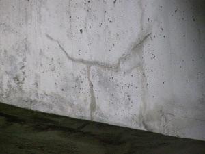 28) Porerik betong med riss og
