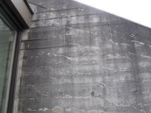 Dette tyder på at vann får trekke inn i betongen og bli