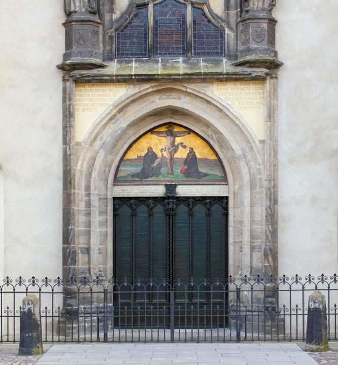 Kirkedøra i Lutherstadt i Wittenberg. Lutherstadt besøkes av mange protestantiske pilegrimer og turister. Stedet kalles også reformasjonens vugge. Hvorfor tror du stedet kalles for det?