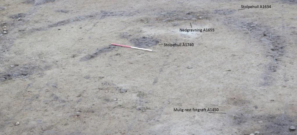 Det ble funnet en, brent, bearbeidet flint F2068 i strukturen under utgravning. Det ble innsamlet en makroprøve fra nedgravningen og kull (PK200036) plukket fra denne er radiologisk datert 360-90 f.