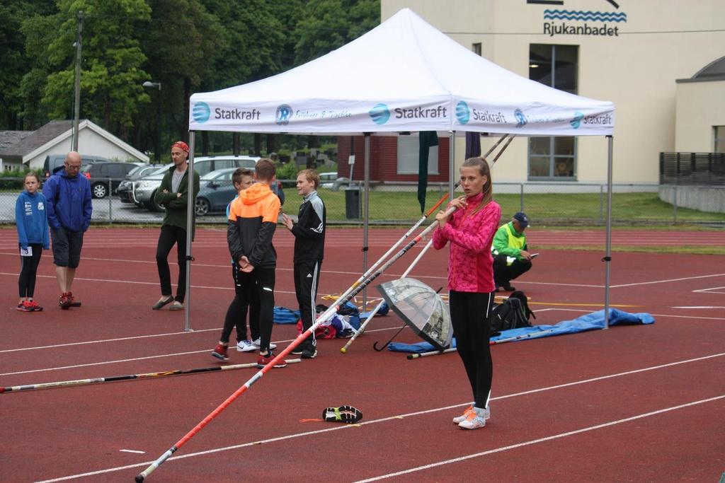 Tyrving Også denne gangen fikk vi resultater med hele 1000 poeng på tyrvingskalaen. Vi gratulerer Thea Emilie Selstø Haugersveen med 1000 poeng for stavhopp på 2m 50 cm.